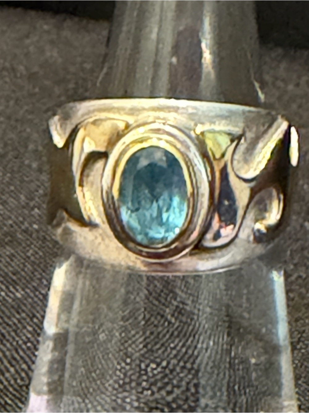 925 Sterling Silver 🩵 Blue Topaz Oval Ring w/ Golden embellishment! Sz5 Vintage